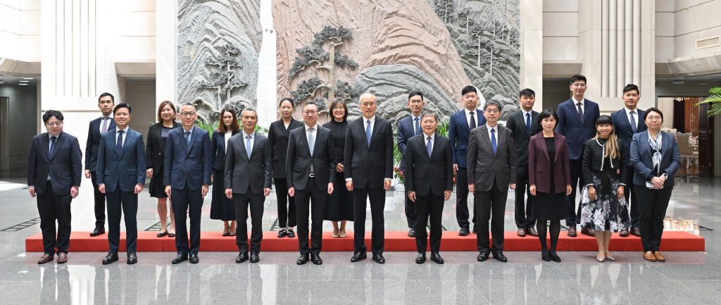 林定國到訪最高人民法院，與最高人民法院院長張軍會面。圖示林定國（前排左五）、張軍（前排中）、最高人民法院副院長茅仲華（前排右五）、國際法律專員丁國榮（前排右四）、法律政策專員梅基發（前排左三）、民事法律專員戴思勁（前排左二）和其他與會者在會面前合照。