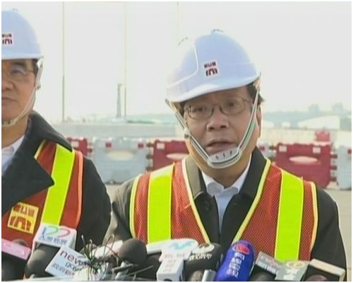 張炳良視察港珠澳大橋香港口岸及香港接線工程進度。