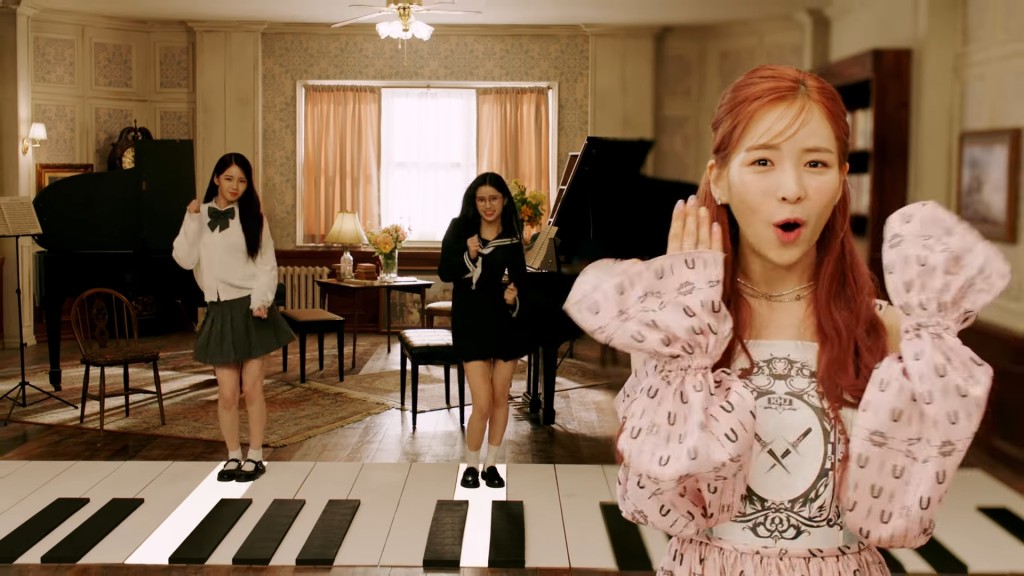 成員仲喺鋼琴鍵上跳舞。