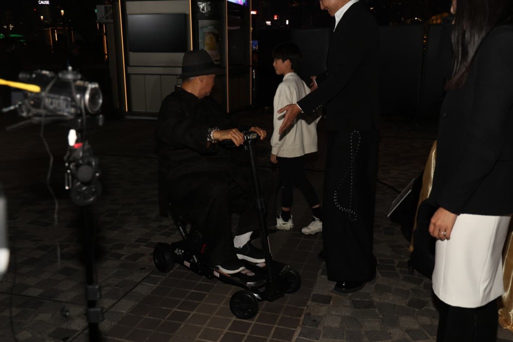 兩爺孫關係融洽。