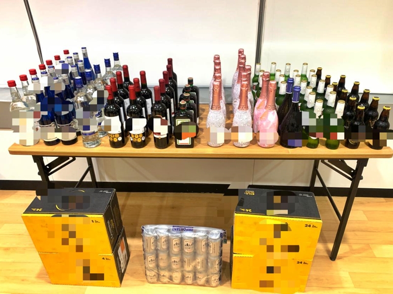 警方在該個油麻地派對房間中，檢獲148罐啤酒及54支烈酒。警方圖片