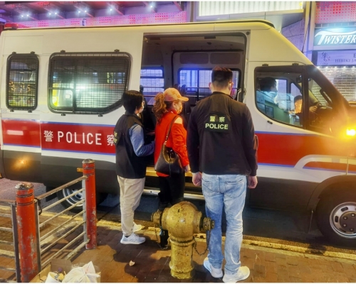 被捕女子。