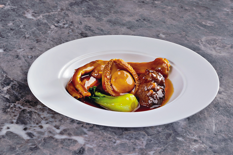 原隻鮑魚海參拼鵝掌南非七頭鮑魚燜至軟腍入味,配上鵝掌及海參,是一道滋補美味的佳餚。