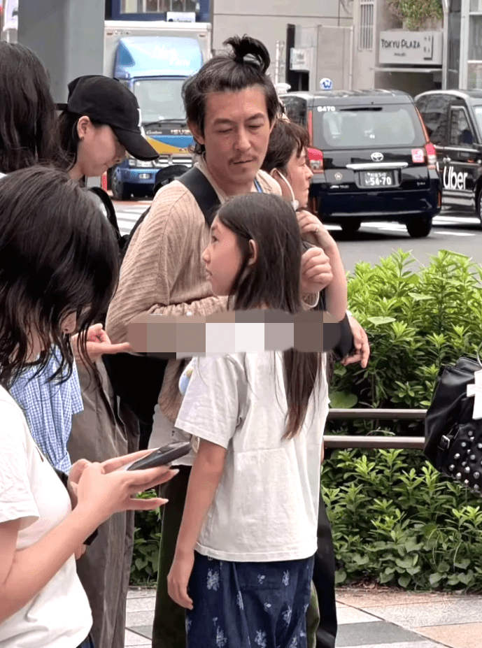 網民指陳冠希近照外貌蒼老憔悴，而女兒跟媽媽秦舒培成個餅印。