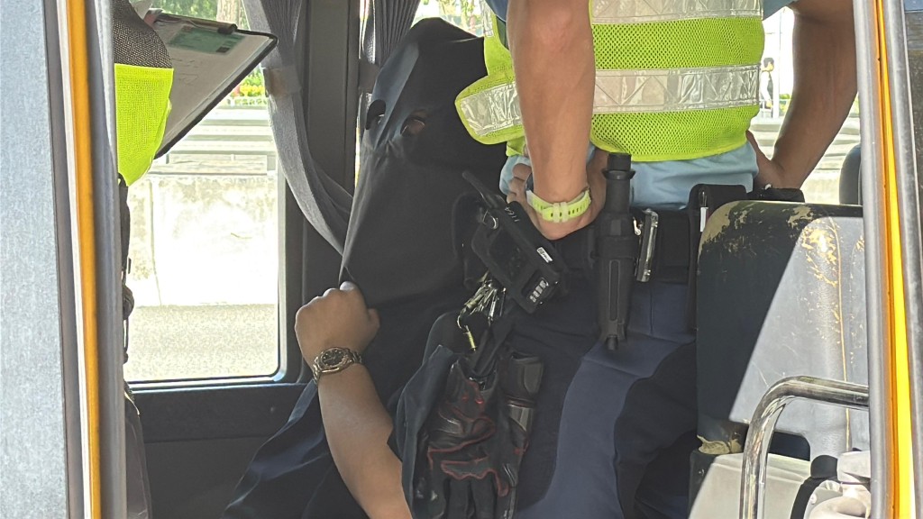 校巴司機遭黑布蒙頭帶署調查。