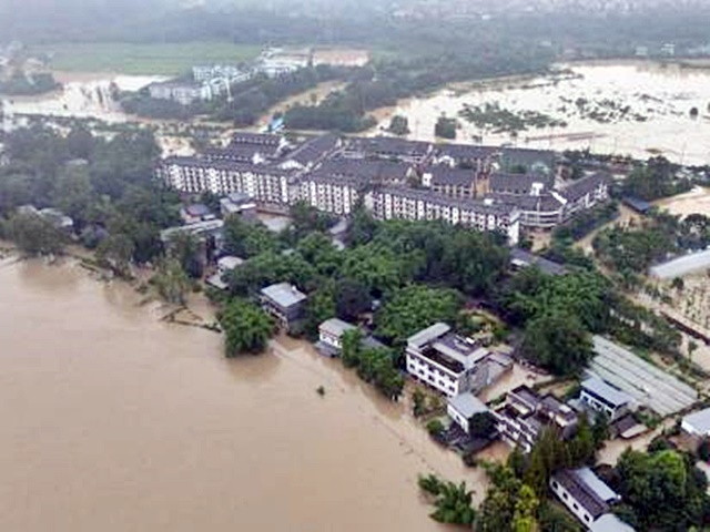 成都黃龍溪古鎮遭受洪災破壞。