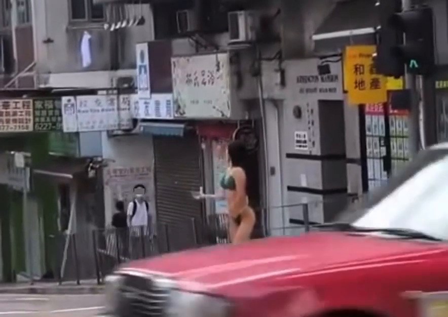 一名身材勁Fit,穿比堅尼三點式泳裝和高 跟鞋的長髮女子,早前被路人拍攝到在西 環馬路上,專業地擺出不同姿勢拍照。fb「車cam L(香港群組)」截圖 一名身材勁Fit,穿比堅尼三點式泳裝和高 跟鞋的長髮女子,早前被路人拍攝到在西 環馬路上,專業地擺出不同姿勢拍照。fb「車cam L(香港群組)」截圖