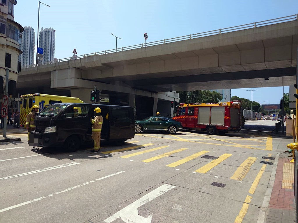 钦州街发生两车相撞意外。fb：Joseph Lam
