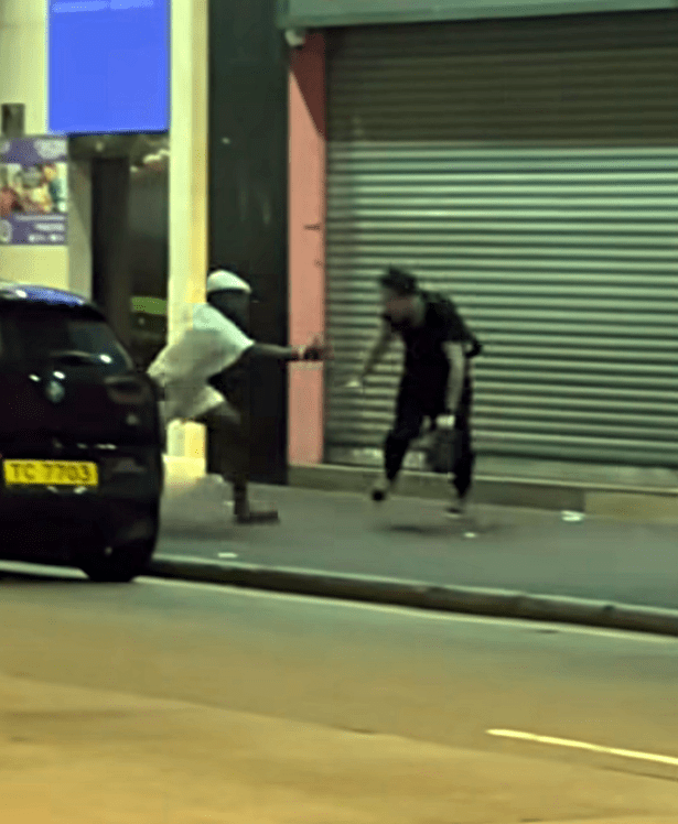兩名男子在長沙灣街頭拉扯。fb：車cam L（香港群組）