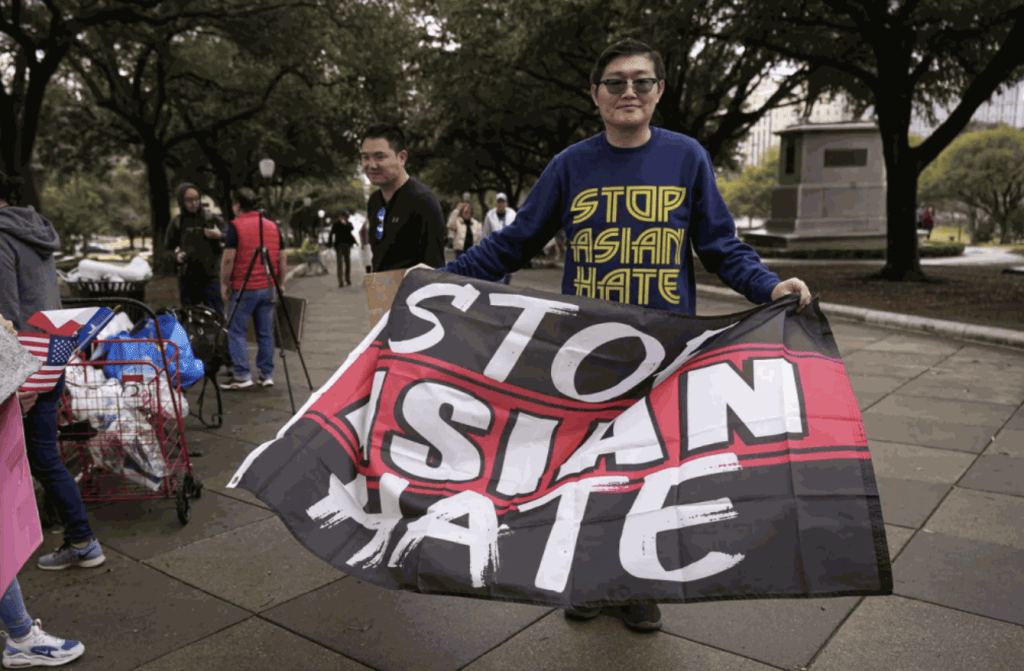來自全個德州各地的華人組織及大量華裔人士2月初在首府奧斯汀（Austin）的州國會大廈及北德克薩斯達拉斯（Dallas）的甘迺迪紀念廣場舉行集會示威，抗議法案。