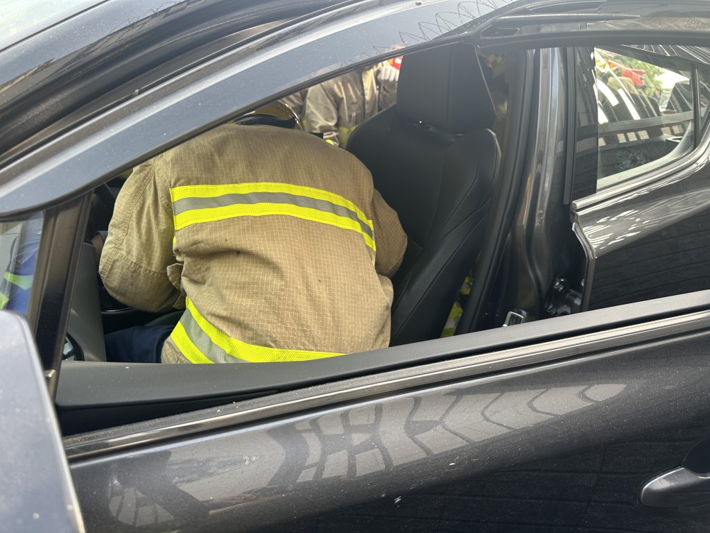 消防拯救被困车内的男司机。梁国峰摄
