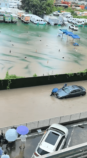 深圳18日暴雨致多地水浸。 抖音