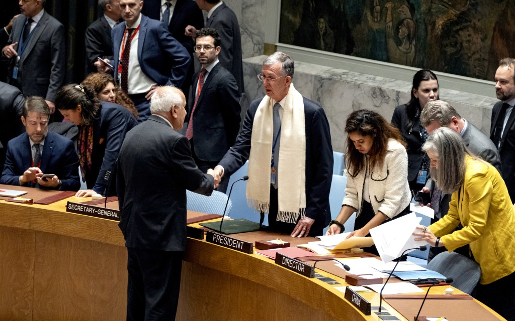 巴勒斯坦常駐聯合國代表曼蘇爾和安理會輪任主席國巴西代表握手。路透社