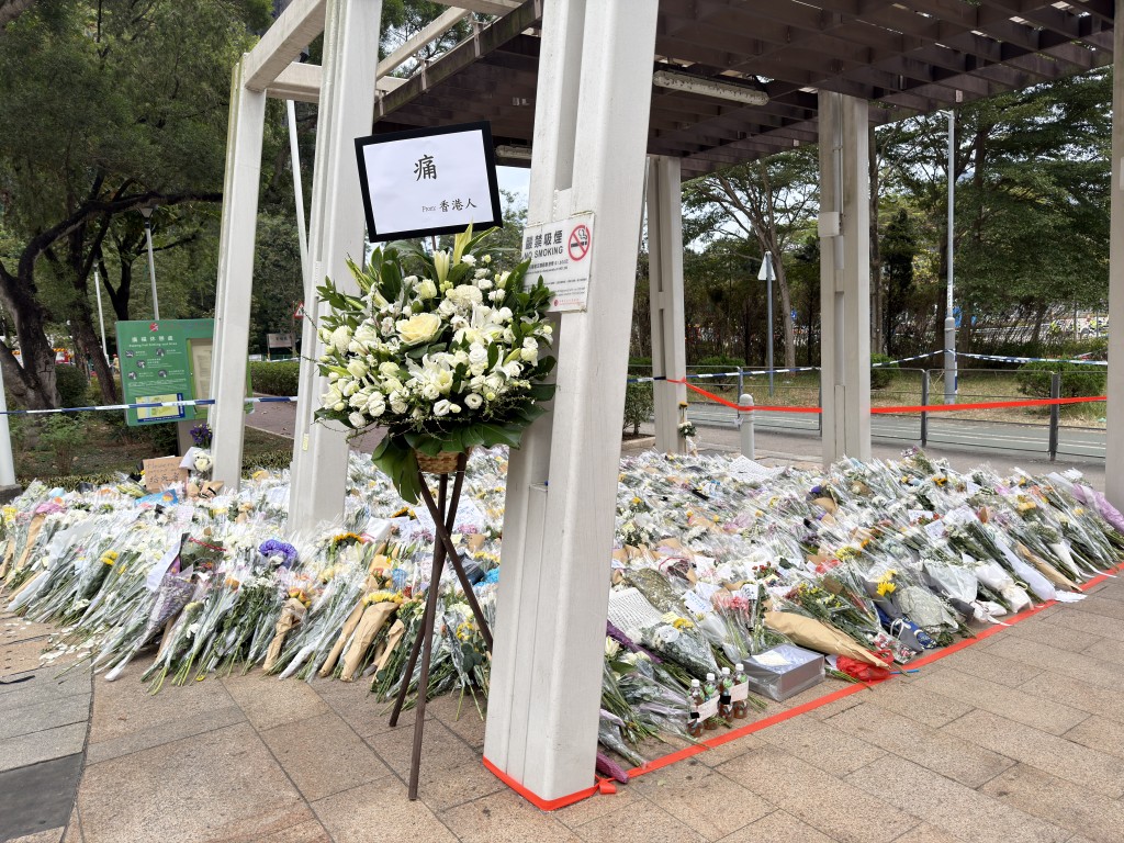 獻花悼念市民絡繹不絕。