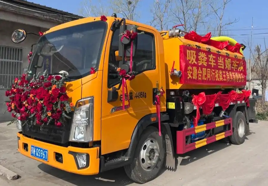 参与的同行将车辆清洗一新，并挂上“祝粪王浩男新婚快乐”的横幅以示祝贺。