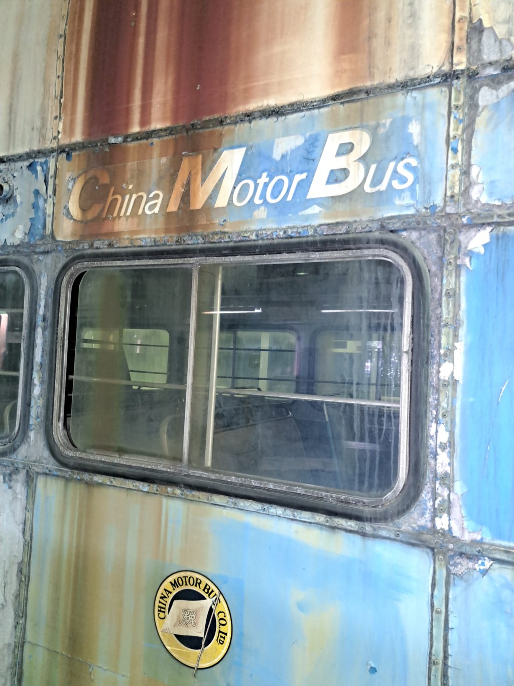 珍寶巴士未復修前，外殼殘舊，也見到「中巴」標誌 。城巴提供照片
