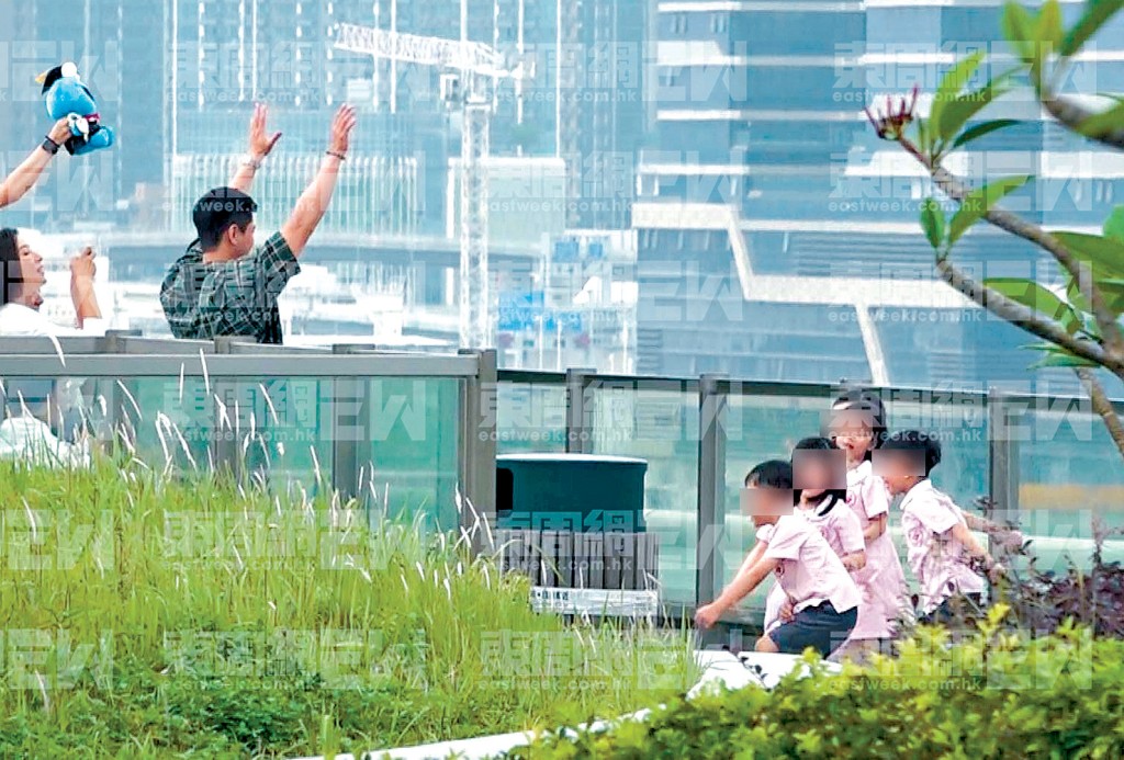 這日羅子溢、楊茜堯貼地出席囡囡幼稚園畢業活動，與大家打成一片。
