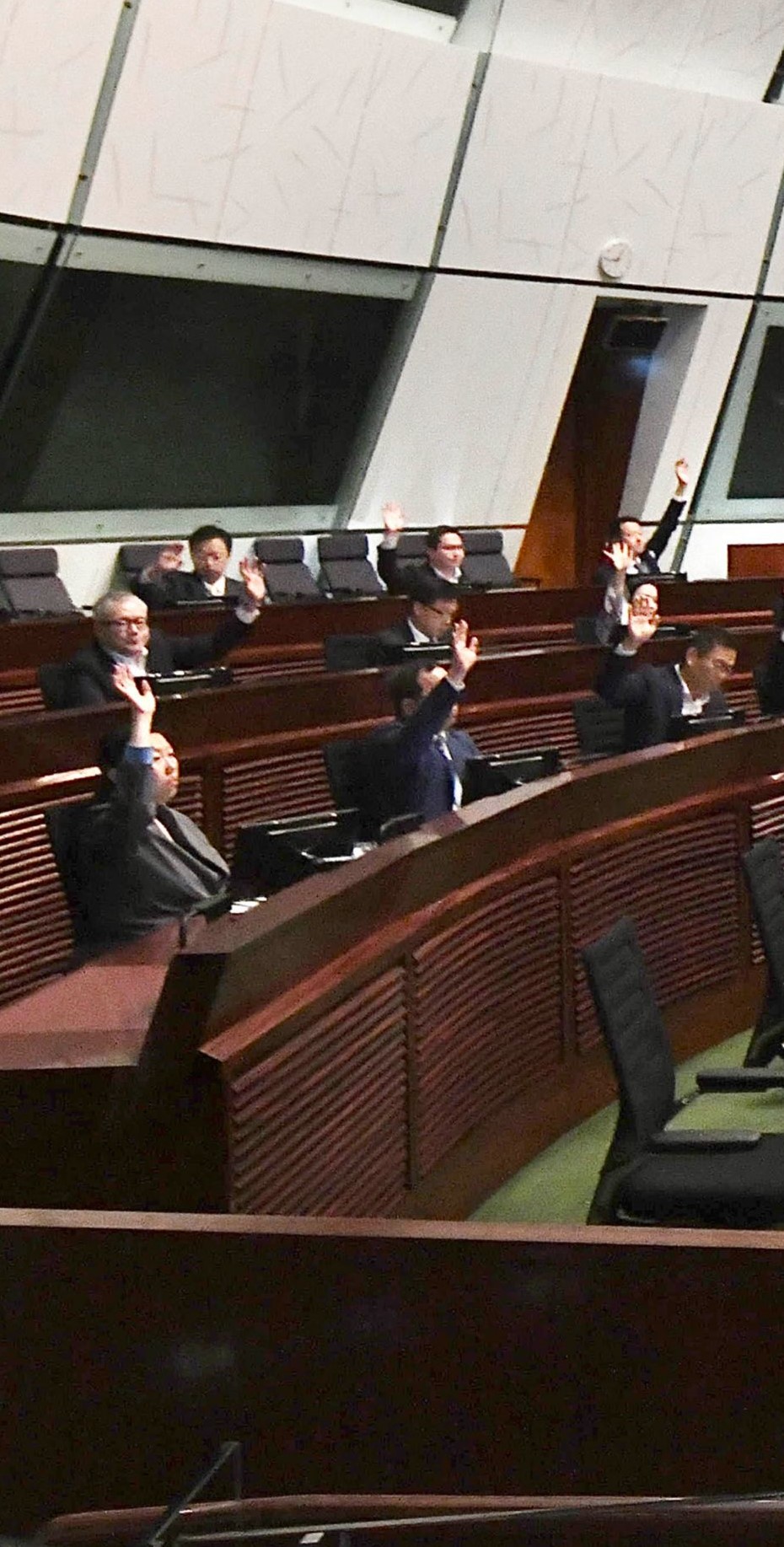 內會副主席、選委界議員何君堯並無舉手支持議案。