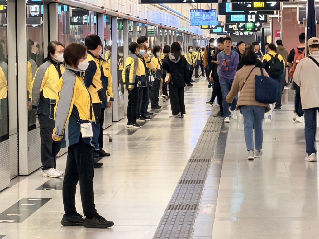 大批港鐵職員在紅磡站協助乘客。梁國峰攝