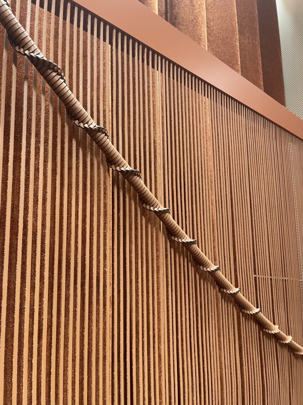 工匠先將皮革裁剪成幼條狀，然後將之不斷捲動至形成特色紋理，用於手袋手挽及扣飾上。