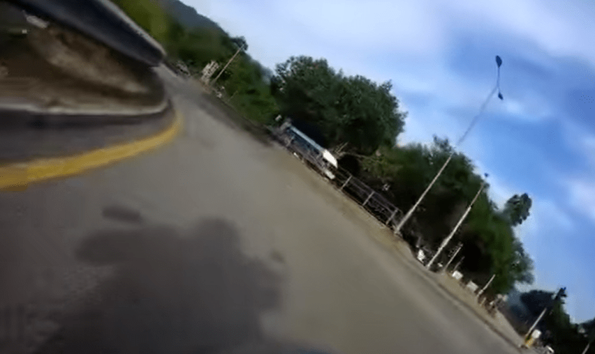 網上流傳多段車cam影片相信是由帶頭電單車所拍。片段截圖