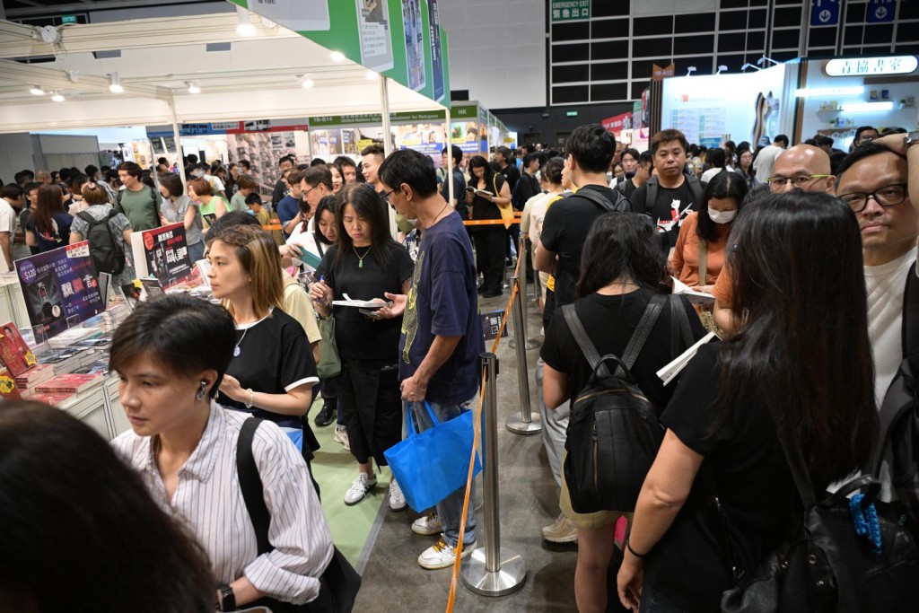 簽名會現場人頭湧湧，一眾「道友」爭先與「道長」合影留念，更一度大排長龍。蘇正謙攝