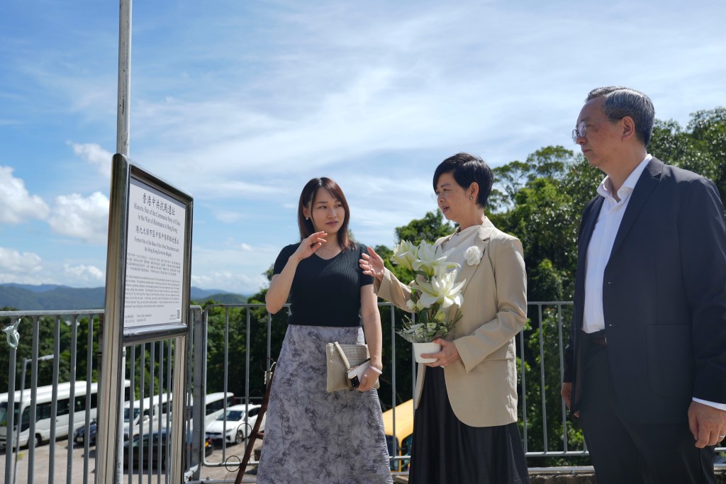 何永賢一行人先到檳榔灣村公所外由民政事務總署豎立的資訊牌。何永賢fb圖片 何永賢一行人先到檳榔灣村公所外由民政事務總署豎立的資訊牌。何永賢fb圖片