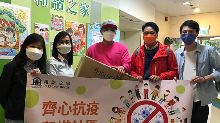 鄧家彪日前與楊明落區派發抗疫物資予和諧之家。鄧家彪fb圖片