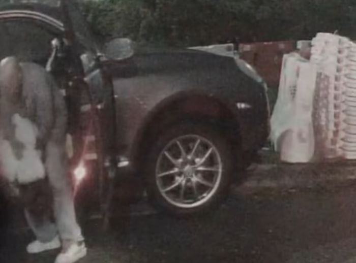 女伴半邊身被扯出車廂，頭髮垂下，毫無反應。fb香港馬路炸彈資料庫影片截圖