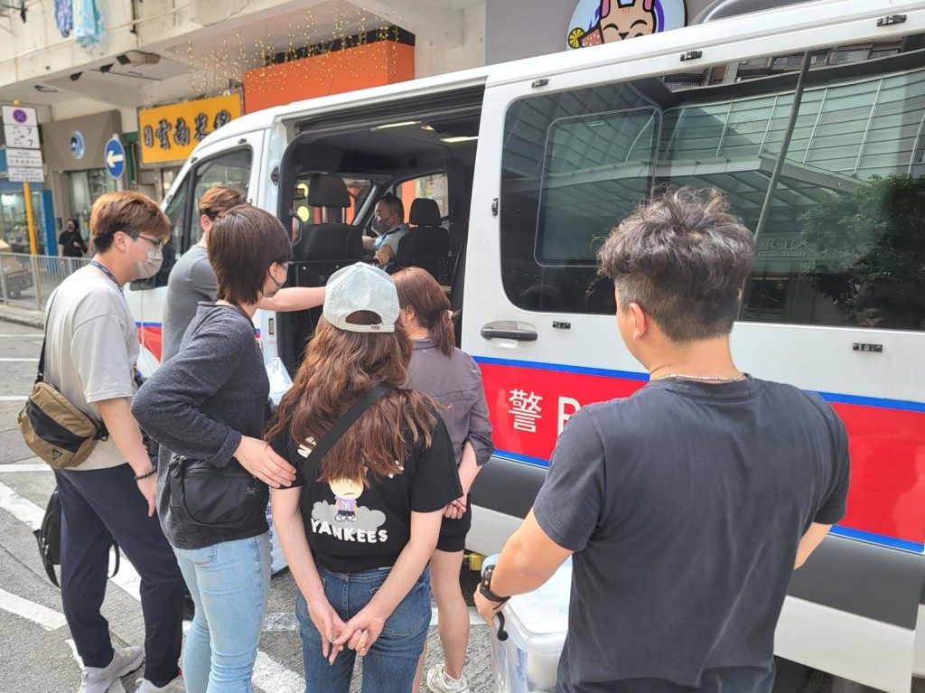 警方在黃大仙區景福街拘捕兩名33及43歲內地女子。警方圖片