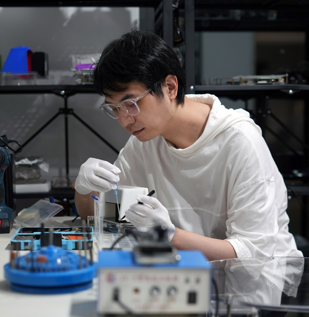 曹澍现居于杭州，艺术实践聚焦记忆、梦境与技术媒介的交互关系。