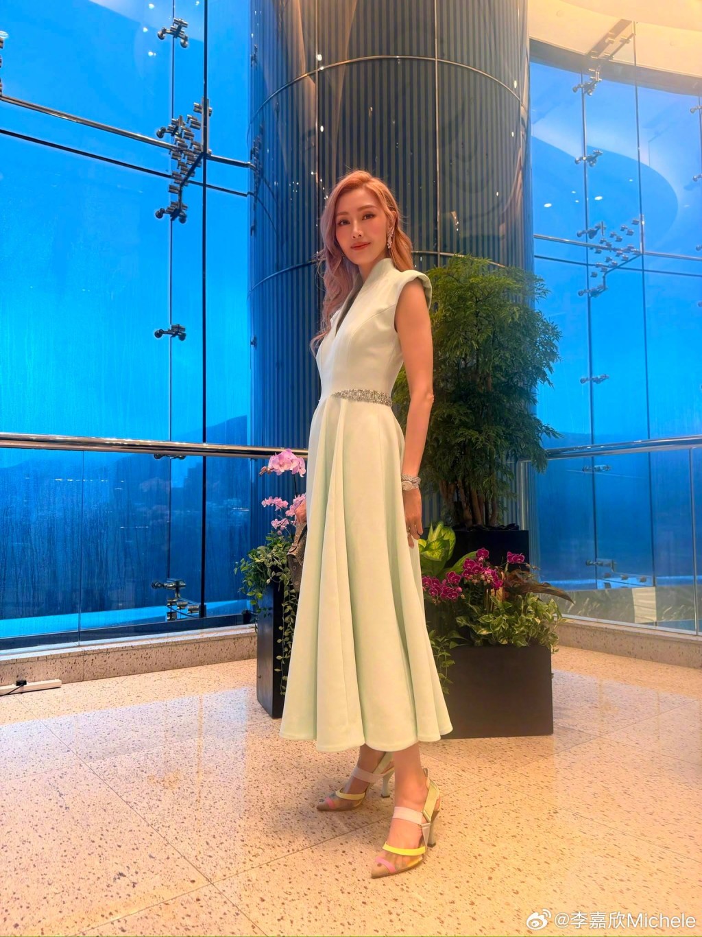 56歲的李嘉欣，歲月完全沒有在她身上留下痕跡。