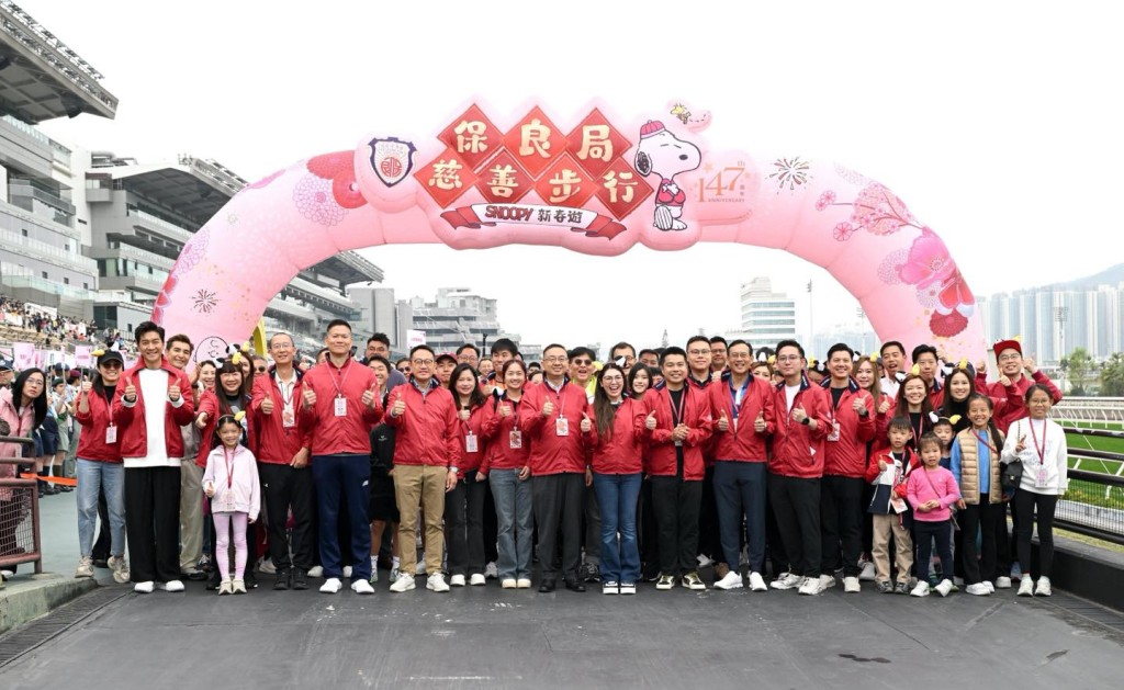 海关关长陈子达率领多位海关关员与Customs YES 会员，一同参加“保良局慈善步行”，并担任主礼嘉宾，为活动主持起步礼。香港海关FB图片