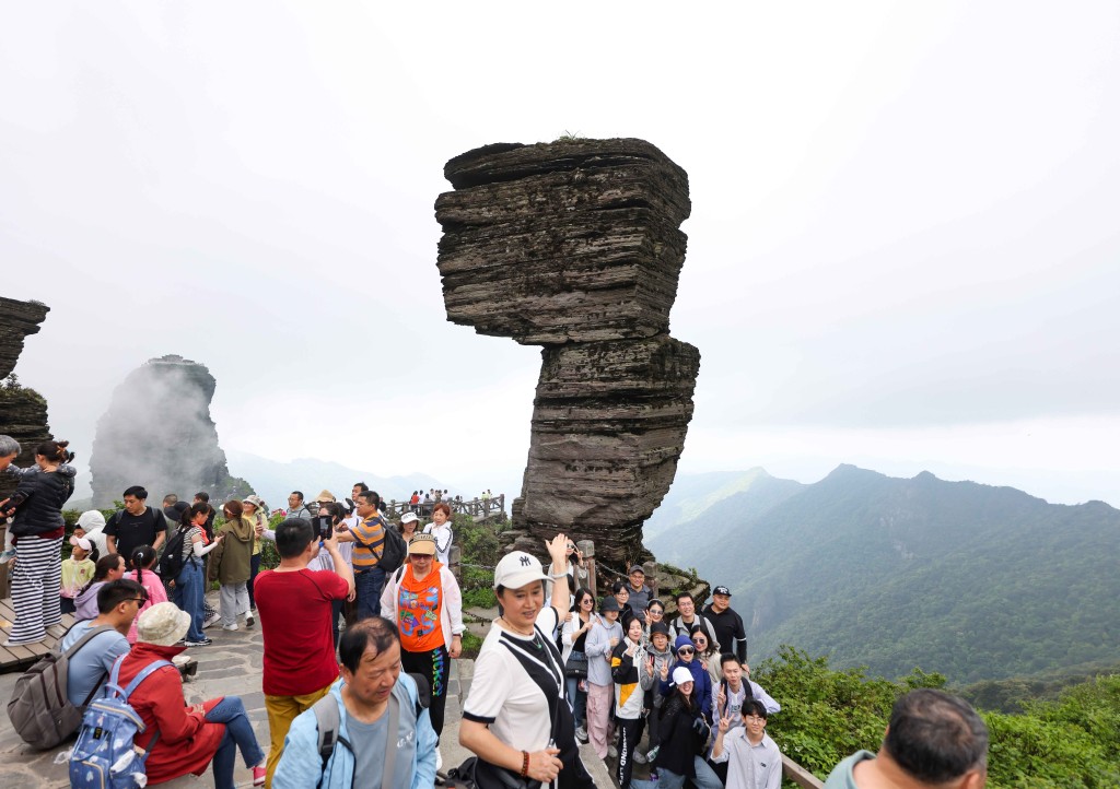游客在位于贵州省铜仁市的梵净山景区游览。新华社