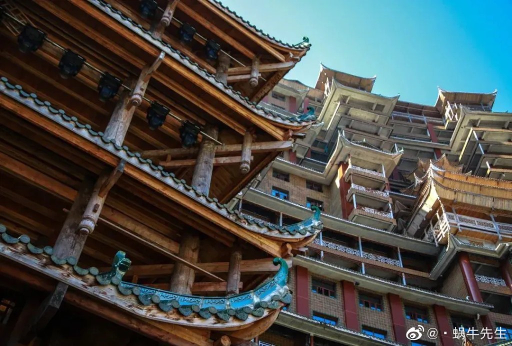貴州獨山縣舉債興建的「天下第一水司樓」，一度淪為爛尾樓。微博
