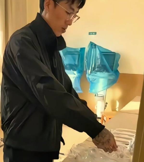 青島有女護士當值時讓男朋友幫助配藥被停職。抖音