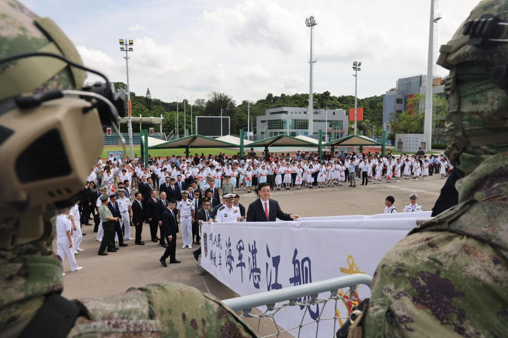 海軍航母山東艦編隊今（3日）早上抵達本港，特區政府在昂船洲軍營舉行歡迎儀式。李家超FB圖片