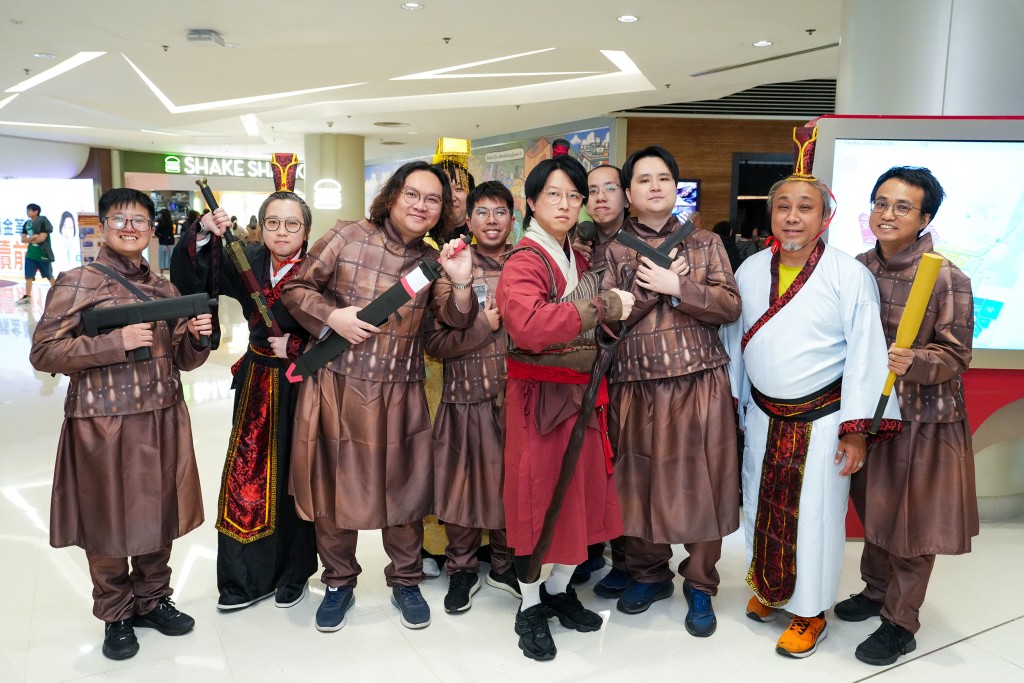 影迷打扮成《尋秦記》經典角色登場。