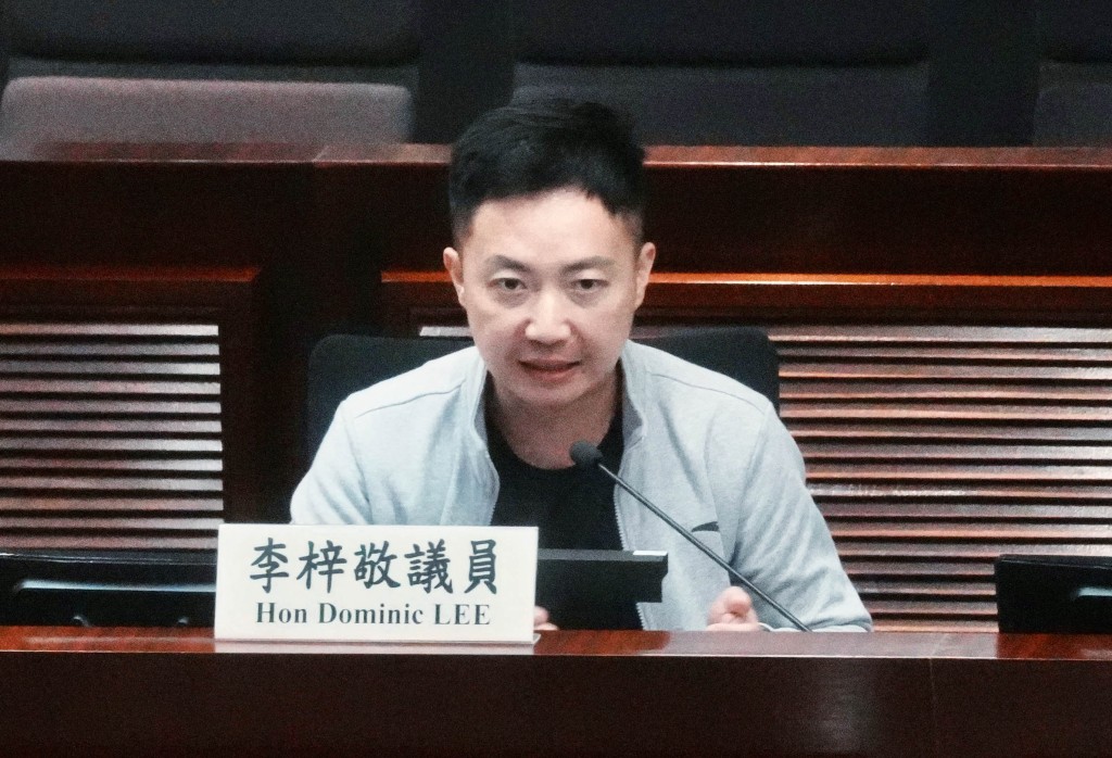 新界東北李梓敬指,皇家香港遊艇會仍然存在,亦有相關職位人員,質疑刪除其資訊的必要性。汪旭峰攝 新界東北李梓敬指,皇家香港遊艇會仍然存在,亦有相關職位人員,質疑刪除其資訊的必要性。汪旭峰攝