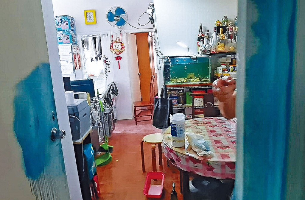 案發單位門口殘留鑑證調查的藍色顯影劑尚未清理。
