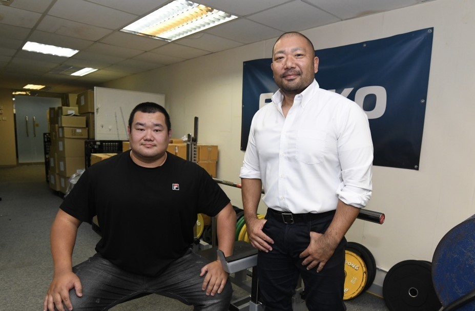 橘井政人（右）及方齊智（左）疑被香港舉重健力總會扣起體院資助。 