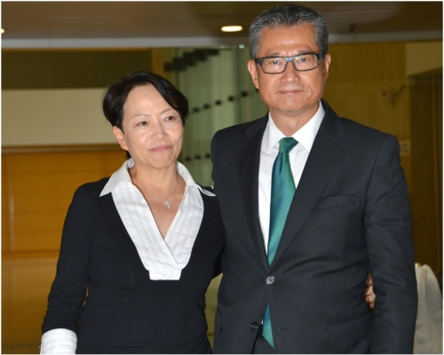 陳茂波與妻子許步明。資料圖片