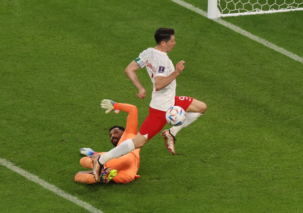 罗拔利云度夫斯基(白衫)避过门将再助攻予队友施连斯基为波兰打开纪录。REUTERS