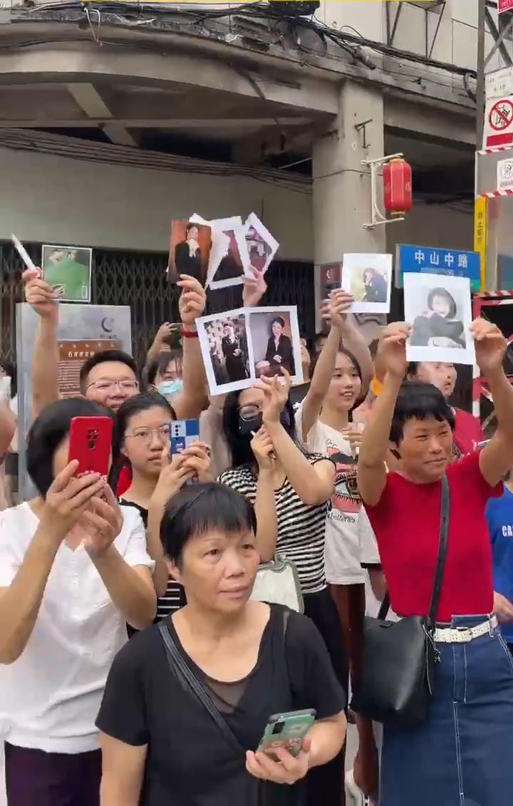 有不少人举起袁咏仪的照片以示支持。