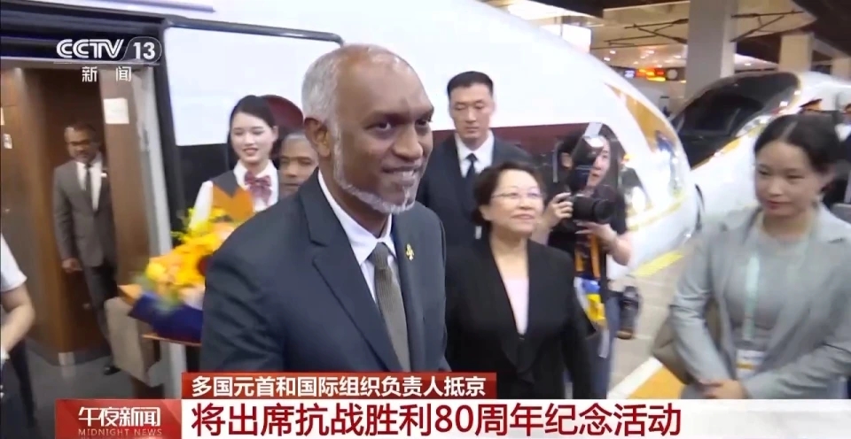 1日晚上,馬爾代夫總統穆伊茲乘高鐵抵達北京。 央視截圖 1日晚上,馬爾代夫總統穆伊茲乘高鐵抵達北京。 央視截圖
