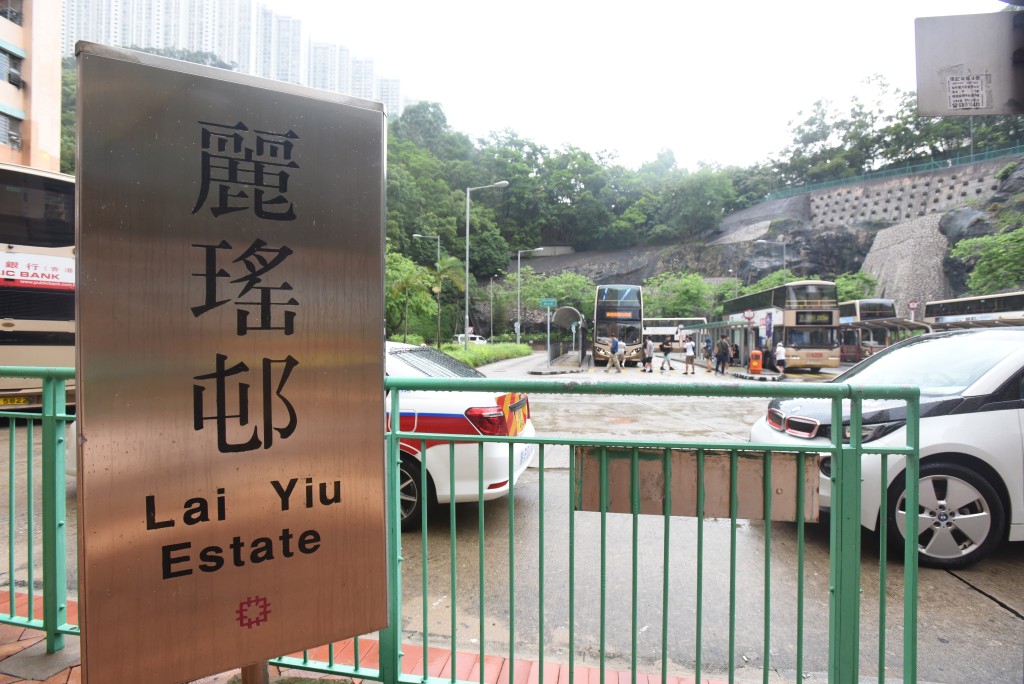 公署巡查時發現，麗瑤邨有違泊車輛停泊在緊急通道。資料圖片