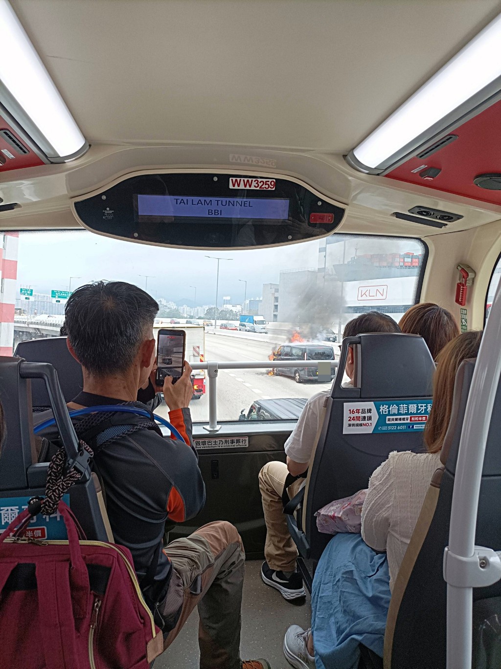 途經乘客拍下客貨車起火片段。 fb:車cam L(香港群組) 途經乘客拍下客貨車起火片段。 fb:車cam L(香港群組)