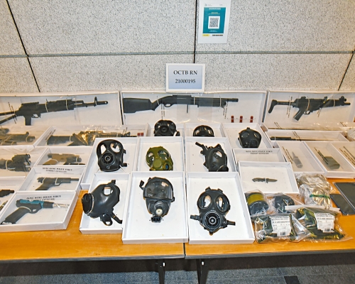 ■警方展示搜獲的仿製槍械及防毒面罩等物品。