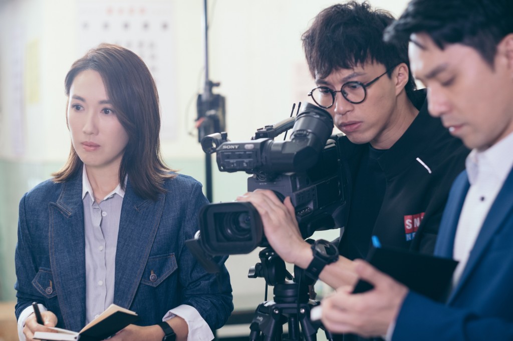 李施嬅近日在《新闻女王》饰演记者「张家妍」广受好评！