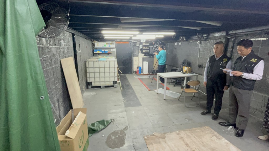 消防处捣破一个位于土瓜湾益丰大厦D座地舖的非法加油站。杨伟亨摄